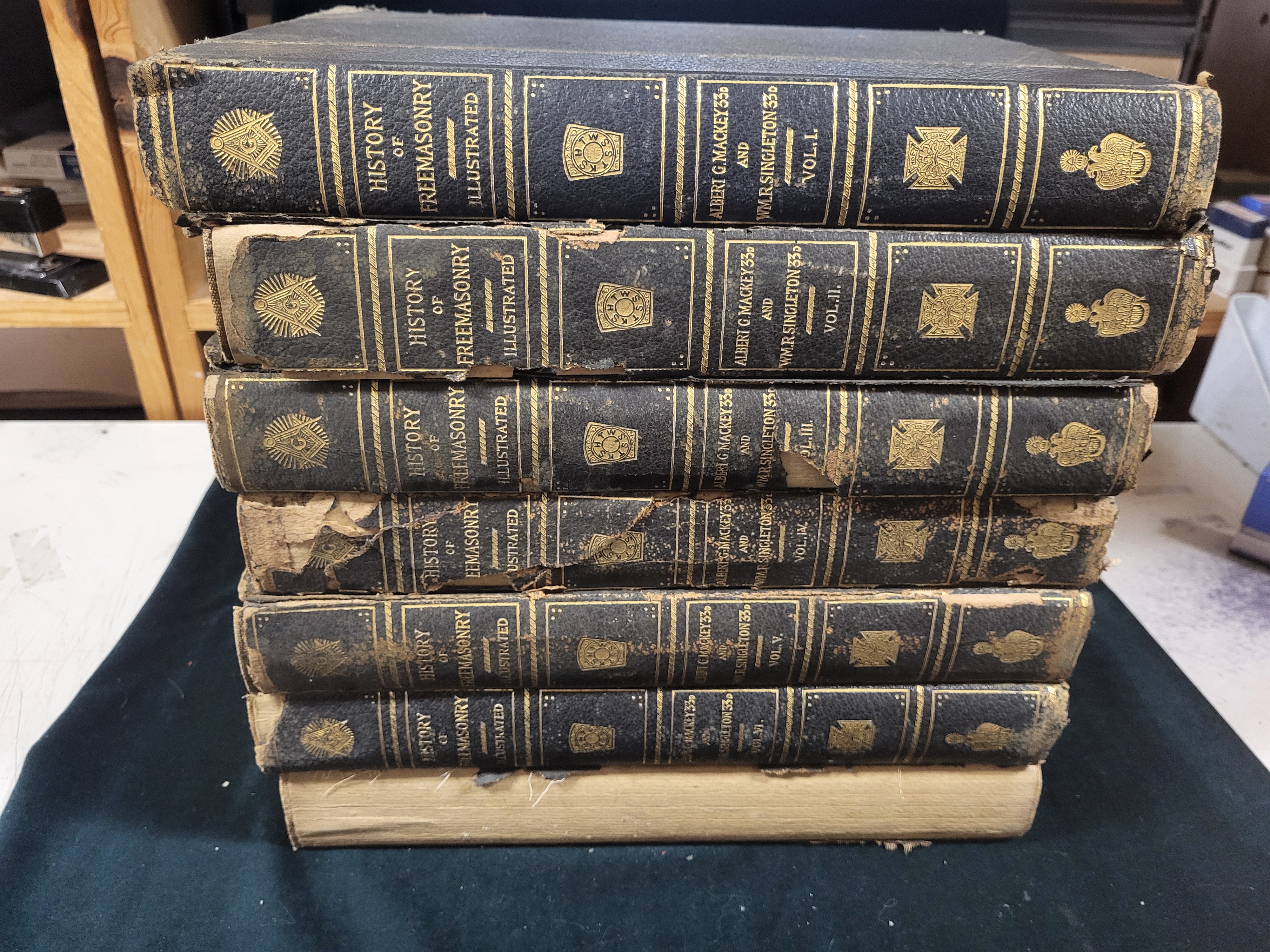 The History of Freemasonry : Its Legends and Traditions, Its Chronological History; The History of the Symbolism of Freemasonry, the Ancient and Accepted Scottish Rite and the Royal Order of Scotland with an Addenda [Complete in Seven Volumes]